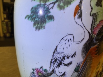 Une paire de vases en porcelaine de Chine famille rose &agrave; d&eacute;cor d'oiseaux, 19/20&egrave;me