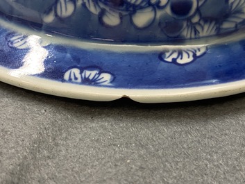 Deux paires de vases couverts en porcelaine de Chine en bleu et blanc, 19/20&egrave;me