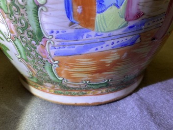 Une paire de vases de forme rouleau en porcelaine de Chine famille rose de Canton, 19&egrave;me