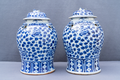 Two pairs of Chinese blue and white vases and covers, 19/20th C.