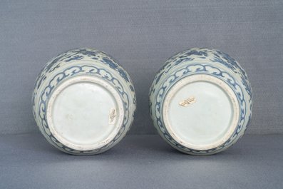 A pair of Chinese blue and white vases and covers with floral design, Hatcher cargo shipwreck, Transitional period