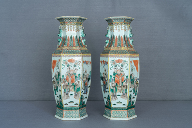 Une paire de vases de forme hexagonale en porcelaine de Chine famille verte, 19&egrave;me