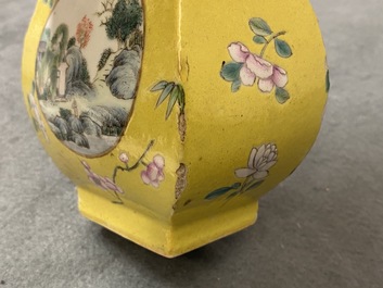 Un vase en porcelaine de Chine famille rose &agrave; fond jaune, 19/20&egrave;me