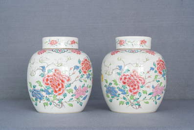 Une paire de pots couverts en porcelaine de Chine famille rose &agrave; d&eacute;cor floral, Yongzheng