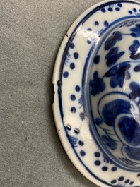 Deux paires de vases couverts en porcelaine de Chine en bleu et blanc, 19/20&egrave;me