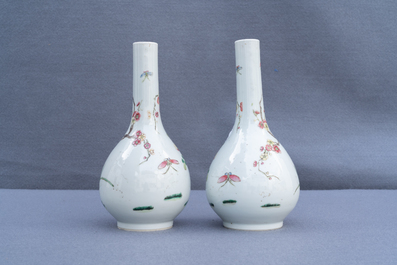 Une paire de vases de forme bouteille en porcelaine de Chine famille rose, 19&egrave;me