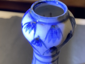 Un vase en porcelaine de Chine en bleu et blanc &agrave; d&eacute;cor floral, Wanli