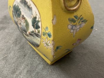 Un vase en porcelaine de Chine famille rose &agrave; fond jaune, 19/20&egrave;me