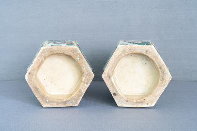 Une paire de vases de forme hexagonale en porcelaine de Chine famille verte, 19&egrave;me