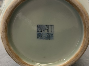 Een Chinese monochrome celadon vaas met drakenoren, Qianlong merk, 19/20e eeuw