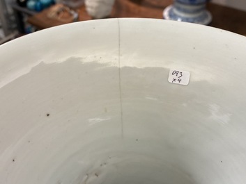 Quatre vases en porcelaine de Chine famille rose, 19/20&egrave;me