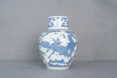 Un pot couvert en porcelaine de Chine en bleu et blanc &agrave; d&eacute;cor d'animaux mythiques, &eacute;pave du Hatcher cargo, &eacute;poque Transition