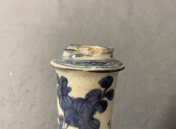 Een Chinese blauw-witte kraakporseleinen kendi in de vorm van een kikker, Wanli