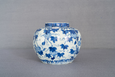 Un vase en porcelaine de Chine en bleu et blanc &agrave; d&eacute;cor d'&eacute;cureuils et vignes, Wanli/Jiajing