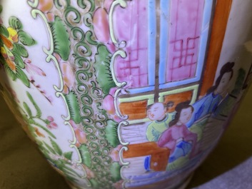 Une paire de vases de forme rouleau en porcelaine de Chine famille rose de Canton, 19&egrave;me