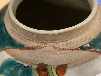 A pair of Chinese famille verte crackle-glazed bowls and a pair of famille rose jars, 19/20th C.