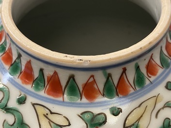 Une paire de pots couverts en porcelaine de Chine wucai, &eacute;poque Transition