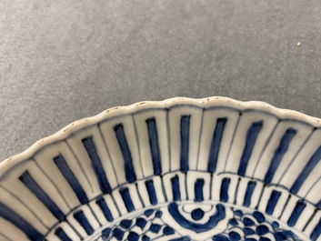 Twee Chinese blauw-witte kraakporseleinen borden met herten en een sprinkhaan, Wanli