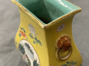 Un vase en porcelaine de Chine famille rose &agrave; fond jaune, 19/20&egrave;me