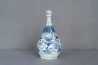 Un vase en porcelaine de Chine en bleu et blanc &agrave; d&eacute;cor floral, Wanli