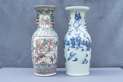 Een Chinese famille rose en een blauw-witte celadon vaas, 19e eeuw