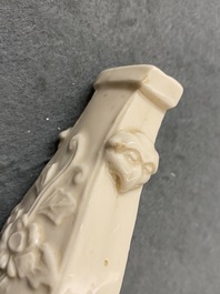 Huit petits vases et un lave-pinceaux en porcelaine de Chine, Kangxi et apr&egrave;s