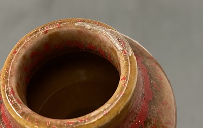 Deux paires de vases en porcelaine de Chine &agrave; fond corail et un vase &agrave; &eacute;mail flamb&eacute;, 19/20&egrave;me