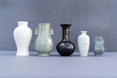 Onze petits vases en porcelaine de Chine monochrome et verre de P&eacute;kin, Kangxi et apr&egrave;s