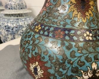 Un vase de forme bouteille en &eacute;maux cloisonn&eacute;s &agrave; d&eacute;cor de rinceaux de lotus, Ming