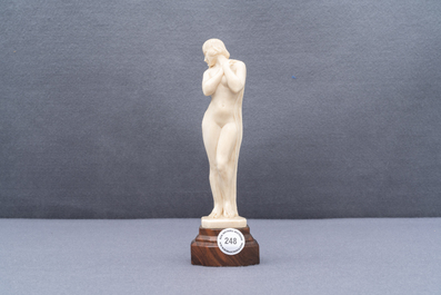 Une figure Art Deco d'une femme nue en ivoire sculpt&eacute;, 1&egrave;re moiti&eacute; du 20&egrave;me