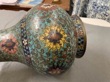 Un vase de forme bouteille en &eacute;maux cloisonn&eacute;s &agrave; d&eacute;cor de rinceaux de lotus, Ming