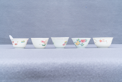 Cinq tasses et soucoupes en porcelaine de Chine famille rose, Yongzheng/Qianlong