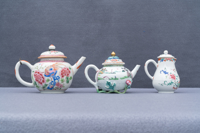 Deux th&eacute;i&egrave;res et une verseuse couverte en porcelaine de Chine famille, Yongzheng/Qianlong