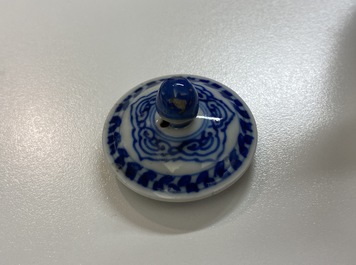 Une th&eacute;i&egrave;re et une verseuse en porcelaine de Chine en bleu et blanc, Kangxi