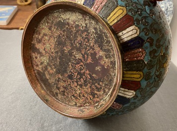 Un vase de forme bouteille en &eacute;maux cloisonn&eacute;s &agrave; d&eacute;cor de rinceaux de lotus, Ming