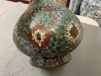 Un vase de forme bouteille en &eacute;maux cloisonn&eacute;s &agrave; d&eacute;cor de rinceaux de lotus, Ming