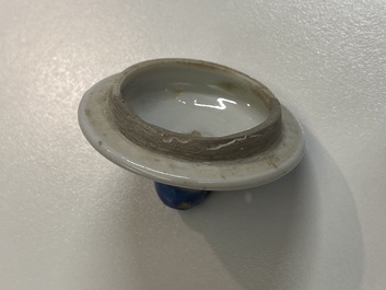 Une th&eacute;i&egrave;re et une verseuse en porcelaine de Chine en bleu et blanc, Kangxi