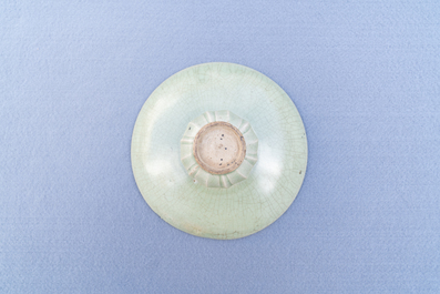 Een Chinese Yaozhou celadon kom met onderglazuur decor, Song of later