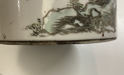 Trois porte-chapeaux en porcelaine de Chine qianjiang cai et un vase en famille rose, 19/20&egrave;me