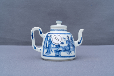 Une th&eacute;i&egrave;re en porcelaine de Chine en bleu et blanc &agrave; d&eacute;cor de longues dames, Kangxi