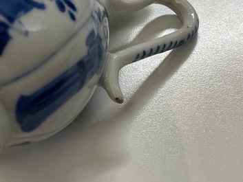 Een Chinese blauw-witte theepot met deksel en een dekselkan, Kangxi