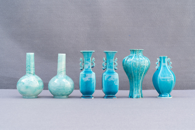 Onze petits vases en porcelaine de Chine monochrome et verre de P&eacute;kin, Kangxi et apr&egrave;s