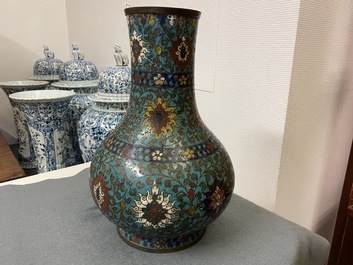 Un vase de forme bouteille en &eacute;maux cloisonn&eacute;s &agrave; d&eacute;cor de rinceaux de lotus, Ming