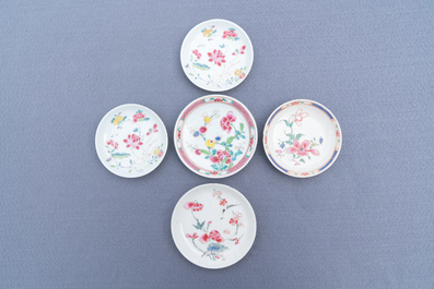 Cinq tasses et soucoupes en porcelaine de Chine famille rose, Yongzheng/Qianlong