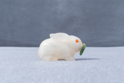 Une tabati&egrave;re en forme de lapin en agate sculpt&eacute;, Chine, 19/20&egrave;me