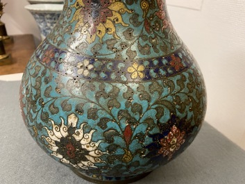 Un vase de forme bouteille en &eacute;maux cloisonn&eacute;s &agrave; d&eacute;cor de rinceaux de lotus, Ming