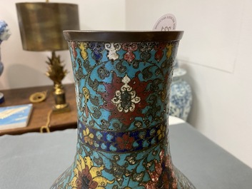 Un vase de forme bouteille en &eacute;maux cloisonn&eacute;s &agrave; d&eacute;cor de rinceaux de lotus, Ming