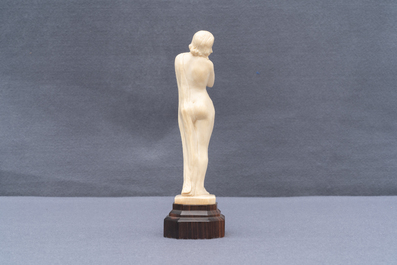 Une figure Art Deco d'une femme nue en ivoire sculpt&eacute;, 1&egrave;re moiti&eacute; du 20&egrave;me