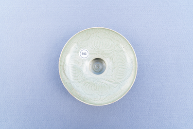 Een Chinese Yaozhou celadon kom met onderglazuur decor, Song of later