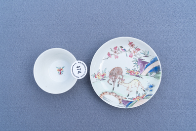 Une tasse et soucoupe en porcelaine de Chine famille rose &agrave; d&eacute;cor de cerfs, Yongzheng